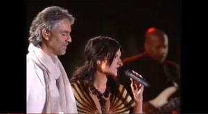 ANDREA BOCELLI ET LAURA PAUSINI DANS Dare To Live